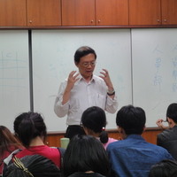 本系吴思达老师 于103.11.04邀请 青年职涯发展中心讲师 唐雅琳 为人资系同学演讲，演讲主题为「职业探索」。
